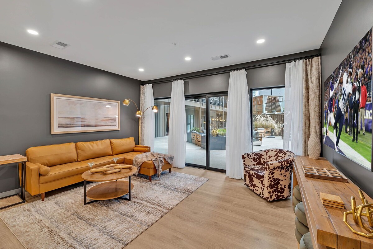 Casa (3 Bedrooms) | Área de sala de estar | Televisión de 65 pulgadas con canales digitales y tenis de mesa