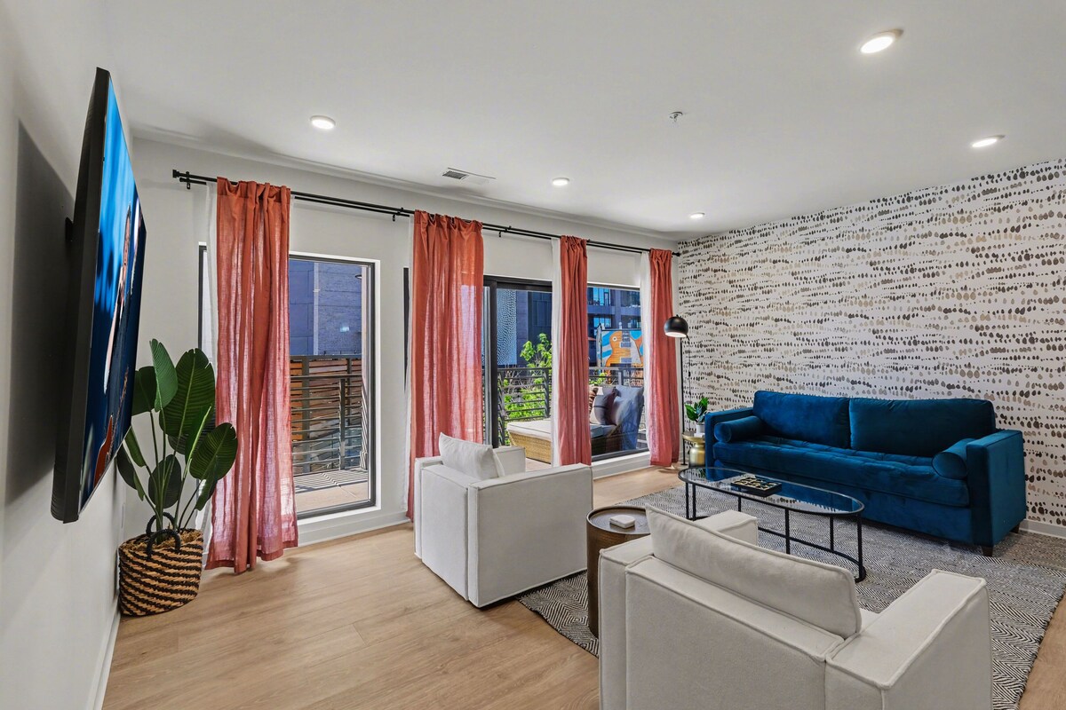 Casa (2 Bedrooms) | Área de sala de estar | Televisión de 65 pulgadas con canales digitales y tenis de mesa