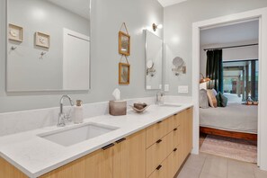 Hús (3 Bedrooms) | Baðherbergi | Snyrtivörur án endurgjalds, hárblásari, handklæði, sápa