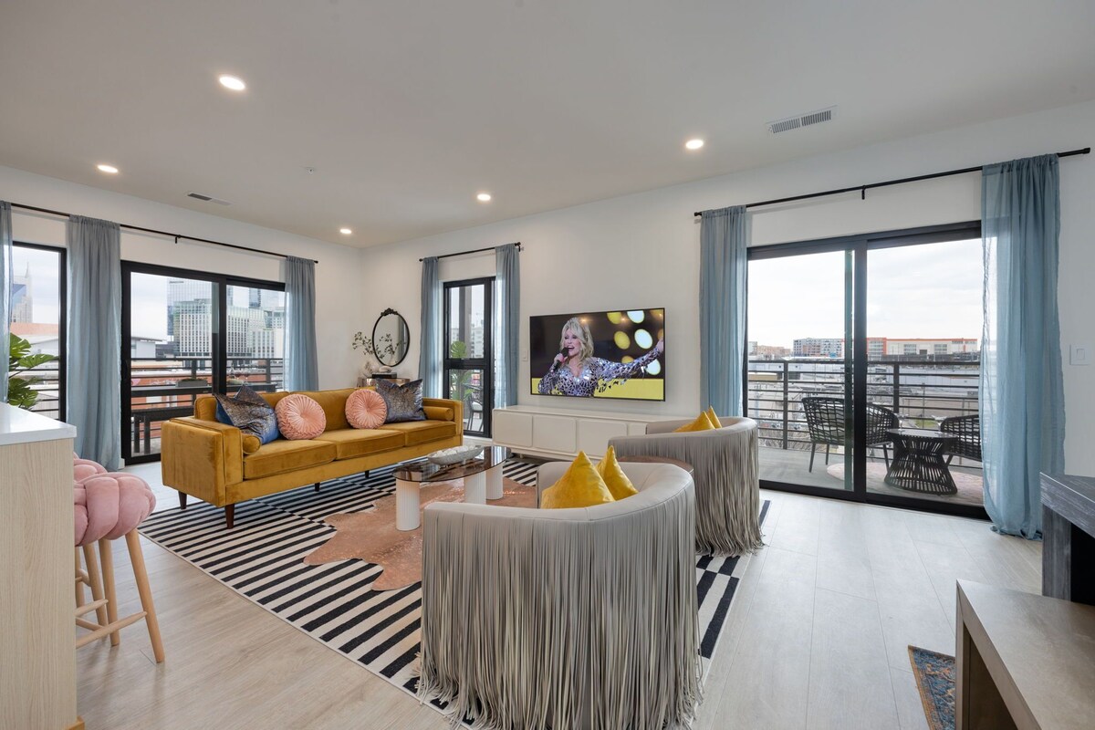 Casa (2 Bedrooms) | Área de sala de estar | Televisión de 65 pulgadas con canales digitales y tenis de mesa
