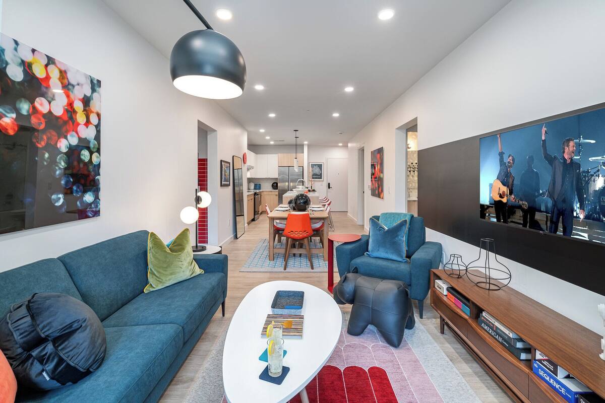 Talo (2 Bedrooms) | Oleskelualue | 65–tuumainen televisio, jossa digitaalikanavat
