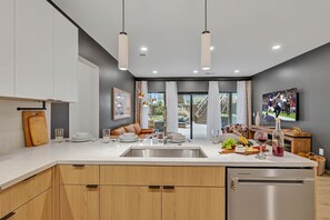 Hús (3 Bedrooms) | Einkaeldhús | Kaffivél/teketill, ísskápur, örbylgjuofn, bakarofn