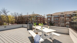 A wooden deck with a picnic table and benches, surrounded by a black metal fence. - Modern Melrose-sleeps 8- Mins to Downtown Broadway (Nashville)