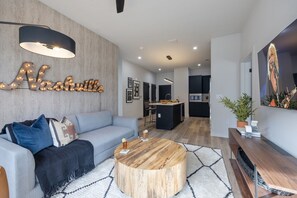 House (2 Bedrooms) | Interior - Vandy Vinyl - Odyssey -pool & Gym-mins to Broadway (Nashville)