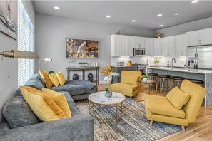 House (4 Bedrooms) | Front of property - Nashville Nest - Rooftop Patio - Mins To Broadway (Nashville)