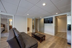 House (6 Bedrooms) | Interior