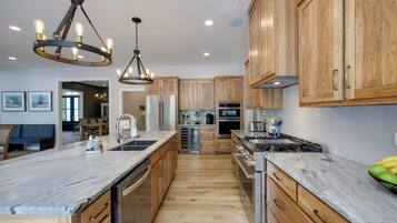 House (6 Bedrooms) | Interior