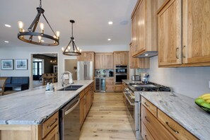 House (6 Bedrooms) | Interior