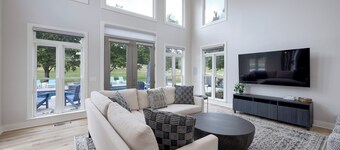 Majestic Manor-private Hundred Acre Yard-pool/spa