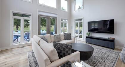 Majestic Manor-private Hundred Acre Yard-pool/spa