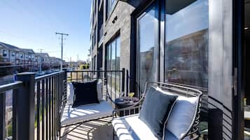 House (2 Bedrooms) | Balcony