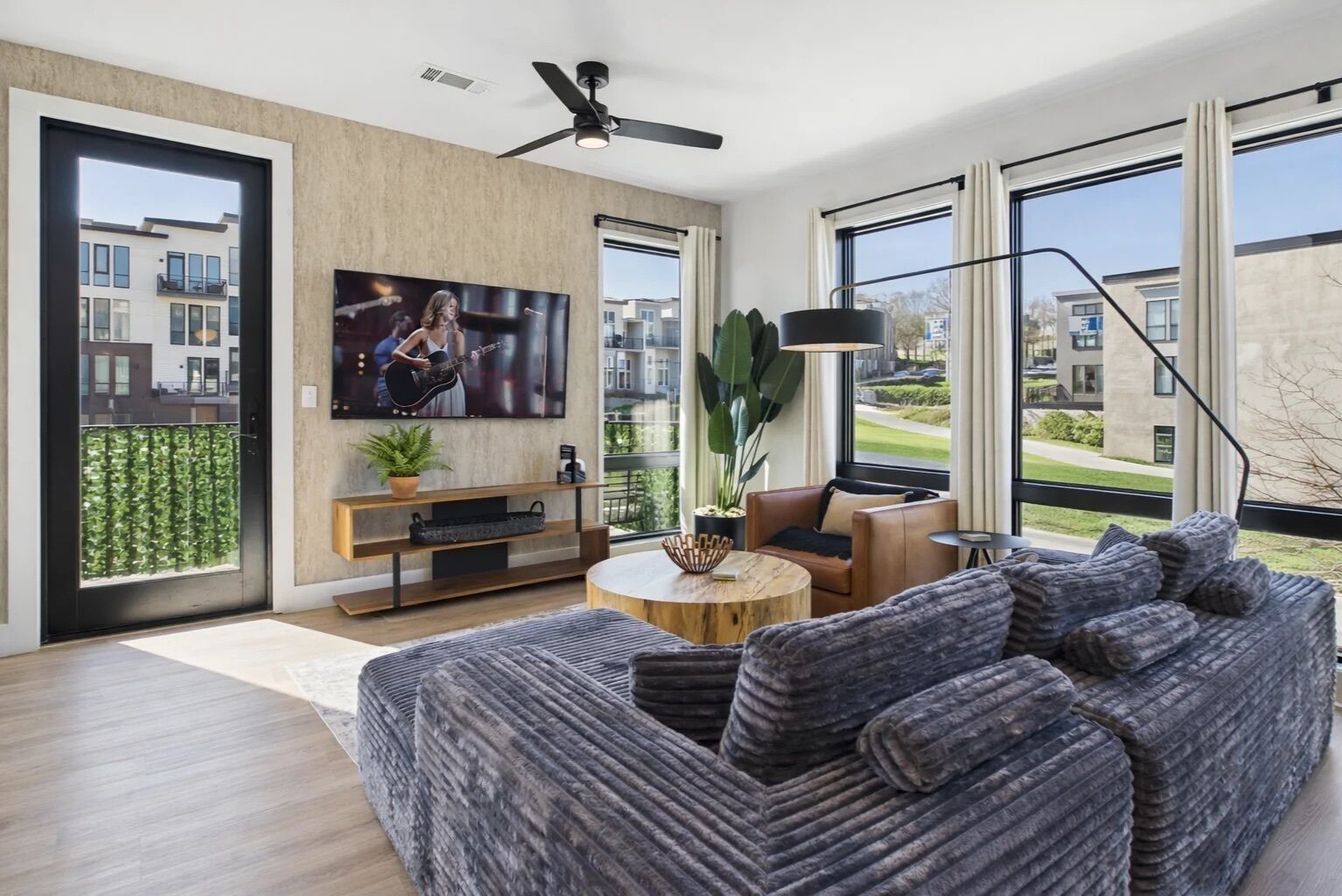 House (2 Bedrooms) | Living room