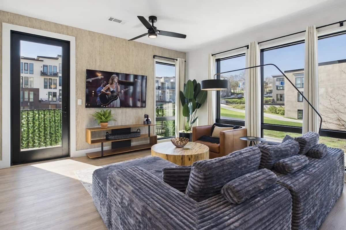 House (2 Bedrooms) | Living room