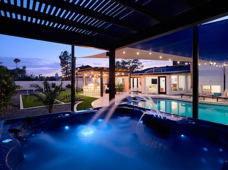 House (6 Bedrooms) | Interior