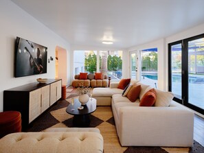 House (6 Bedrooms) | Interior
