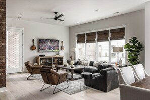 Interior - Urban Row - Rooftop Hot Tub - Heart of Gulch (Nashville)