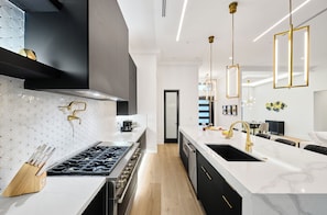 House (5 Bedrooms) | Interior