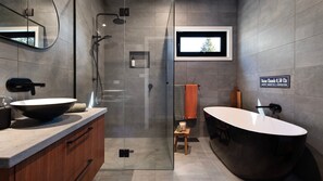 Shower, hair dryer, towels - Glenlyon Church - Award Winning Church Conversion (Glenlyon)
