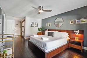 A modern bedroom with a large bed, a ceiling fan, and a nightstand with a lamp. - La Privada Stay-heated Pool-in North Scottsdale (Scottsdale)