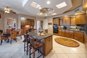 House (6 Bedrooms) | Interior
