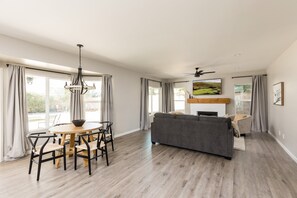House (6 Bedrooms) | Interior