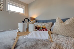 Interior - Cultured Coach - Mins to Broadway - Private Rooftop (Nashville)