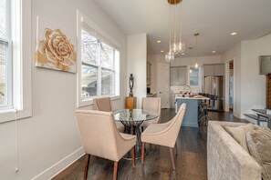 Interior - Cultured Coach - Mins to Broadway - Private Rooftop (Nashville)