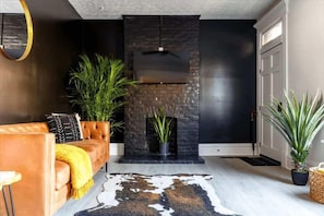 Apartamento exclusivo, aceita animais de estimação | Área de estar | Smart TV 32 polegadas com canais digitais, Netflix, Hulu