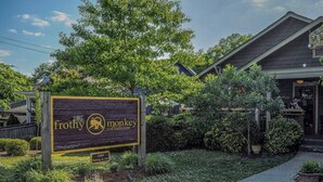 Unclassified image, 4 of 24, button - Opulent Pearl - Private Patio - Mins to Broadway (Nashville)