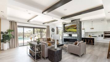 House (5 Bedrooms) | Interior