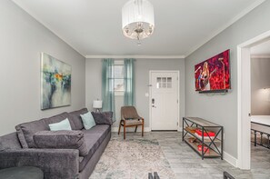 Interior - Lucent Pearl - Private Patio - Near Broadway (Nashville)