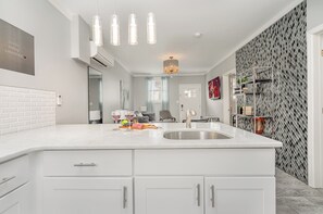 Interior - Lucent Pearl - Private Patio - Near Broadway (Nashville)