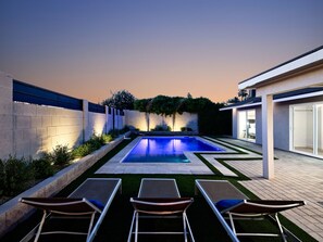 A modern outdoor pool area with a rectangular pool, three lounge chairs, and a well-maintained garden. - Desert Daze - Sparkling Pool - Mins to Old Town (Scottsdale)