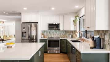 House (5 Bedrooms) | Interior