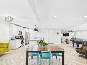 House (5 Bedrooms) | Interior