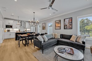 House (4 Bedrooms) | Front of property - Tenor - Private Rooftop - 8 Mins to Broadway (Nashville)