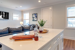 Interior - Mesmerize Melrose - Mins to Broadway - 2 Bedrooms (Nashville)