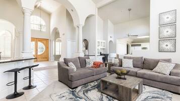 House (6 Bedrooms) | Interior