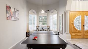 House (6 Bedrooms) | Interior