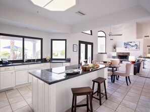 House (6 Bedrooms) | Interior