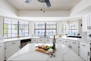 House (6 Bedrooms) | Interior