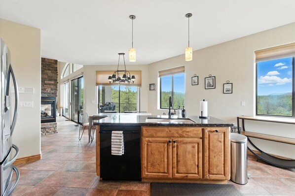 House (4 Bedrooms) | Interior