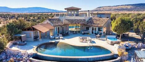 House (6 Bedrooms) | Front of property