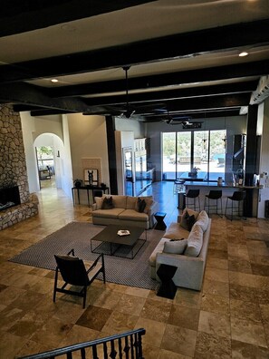 House (6 Bedrooms) | Interior