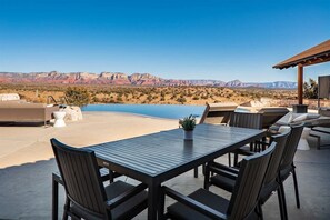 House (6 Bedrooms) | Interior