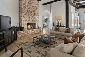 House (6 Bedrooms) | Interior