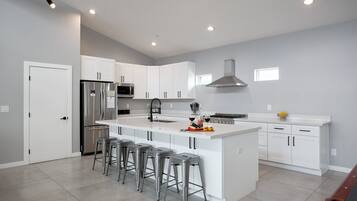 House (5 Bedrooms) | Interior