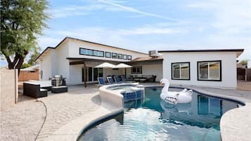 House (5 Bedrooms) | Interior