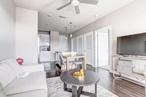 Smart TV - Landing | Modern 1BD, Pool, Rooftop Lounge (San Antonio)