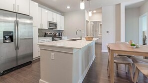 Fridge, dining tables - Landing | Spectacular 2BD, Clubhouse, Pool (San Antonio)